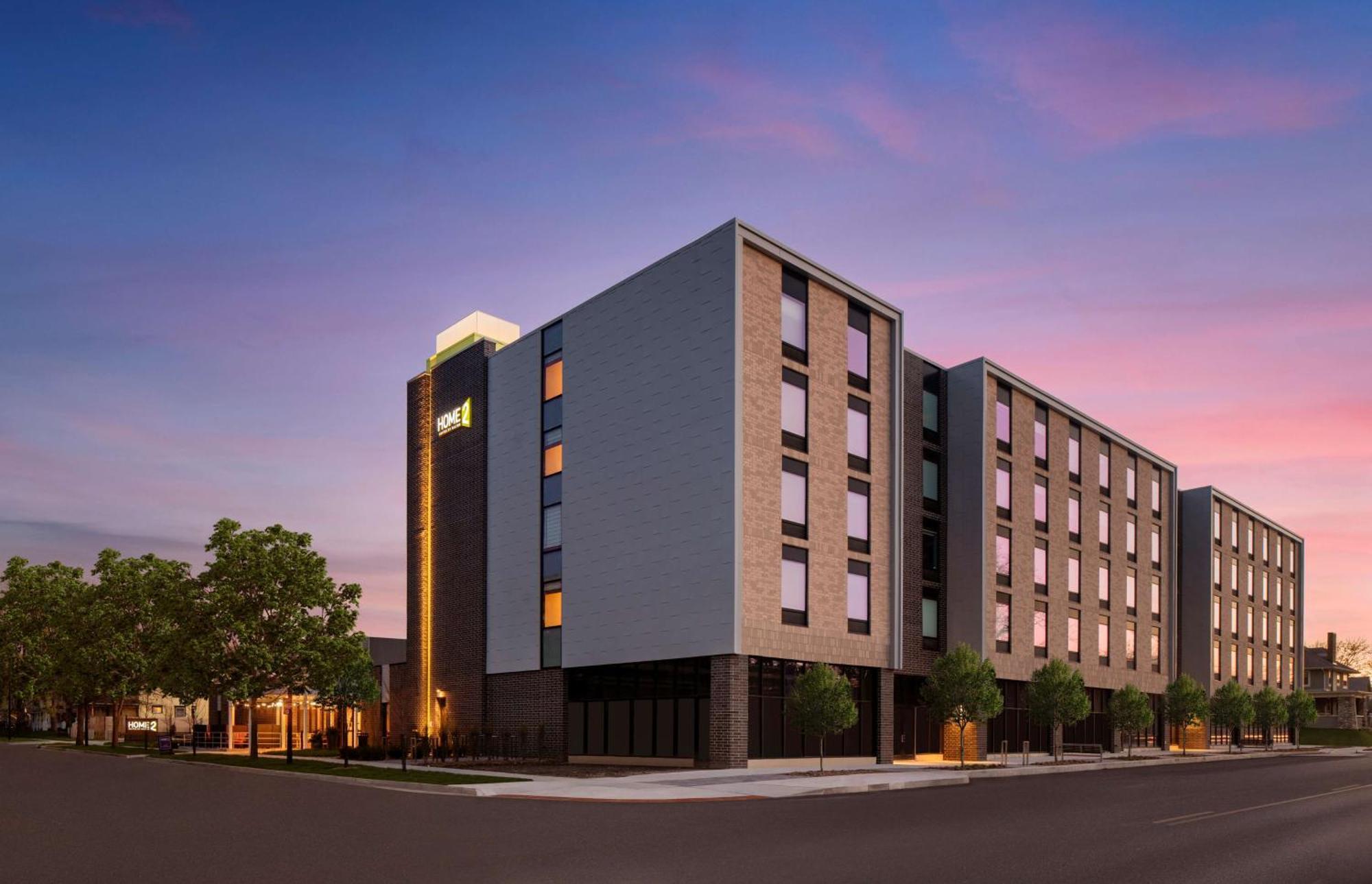 Home2 By Hilton At Drake Hotel 3*